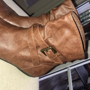 Brown low cut American Eagle boots